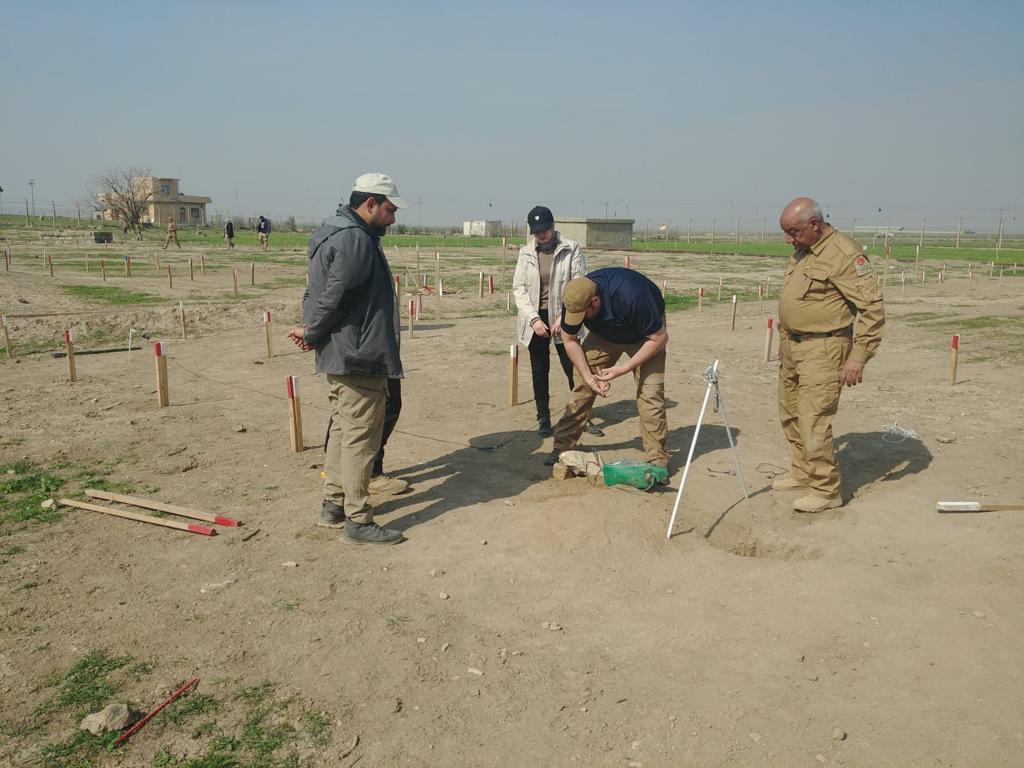 An instructor demonstrating practical EOD procedures during training in Iraq
