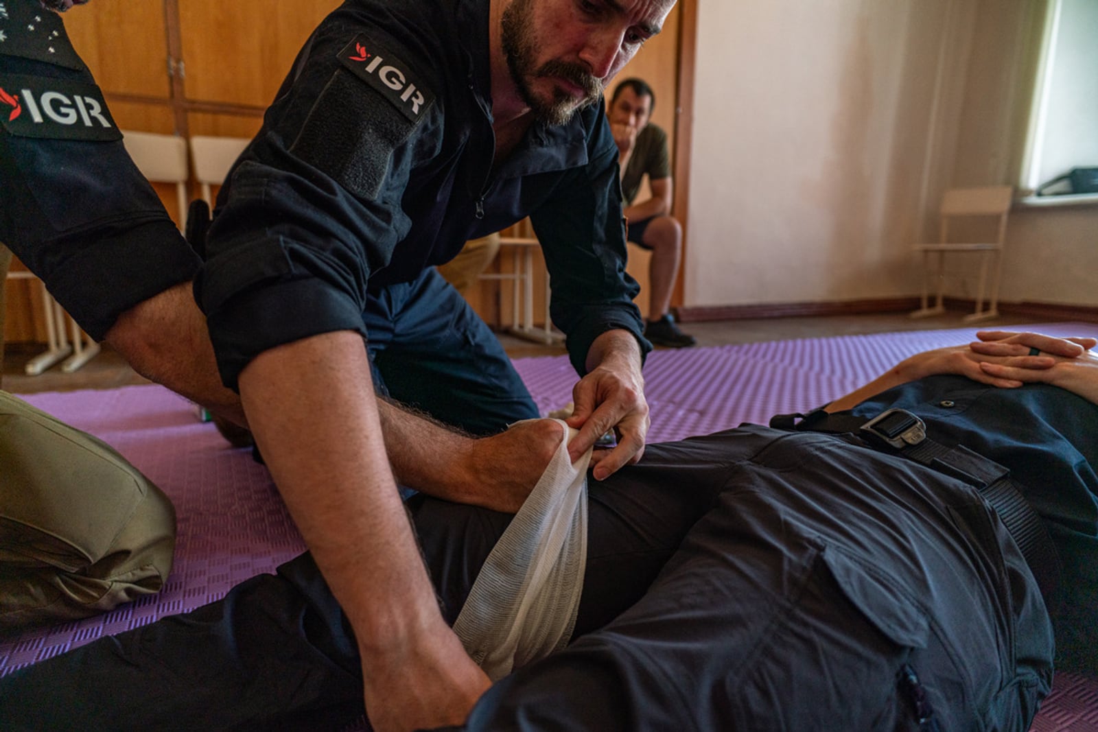 IGR personnel demonstrating first-aid techniques during practical instruction in Ukraine